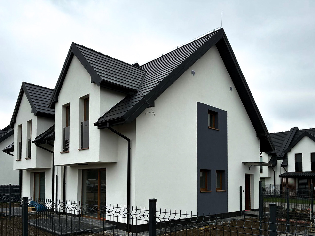 Galeria osiedla Wola Batorska 521 — zdjęcie 22 z 25: domy i otoczenie inwestycji w Woli Batorskiej